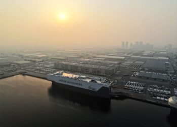 ميناء جبل علي يستقبل أكبر ناقلة صديقة للبيئة في العالم مخصصة لشحن السيارات