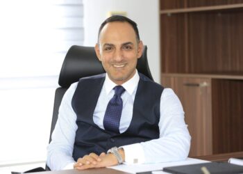 خبير اقتصادي يتوقع خفض المركزي أسعار الفائدة 100 نقطة أساس اليوم