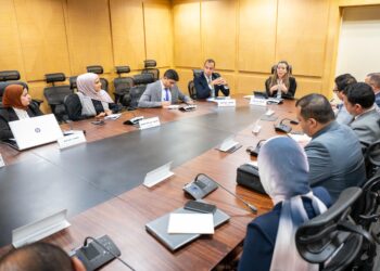 مديرة قادرون باختلاف تبحث استراتيجية الصندوق وإعداد الهيكل التنظيمي