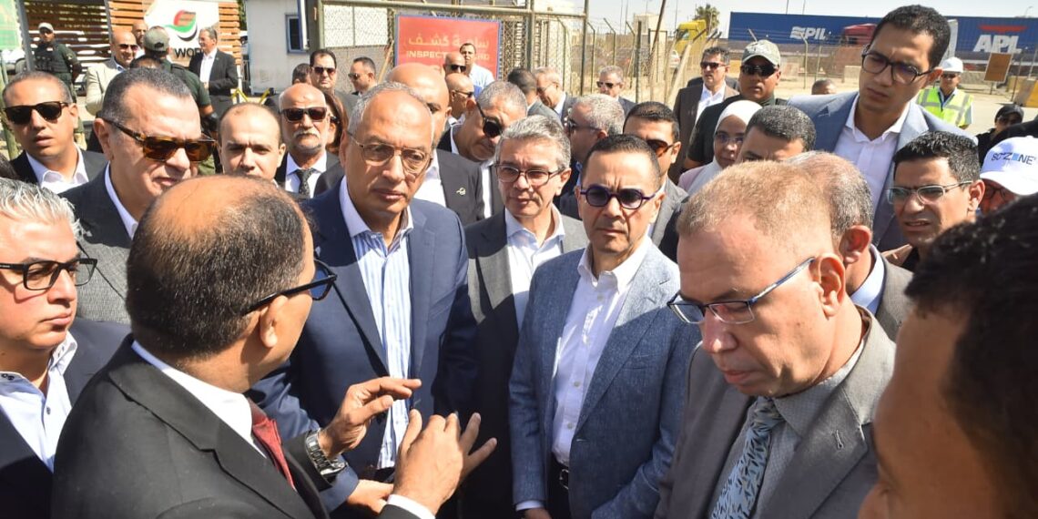 وزير الاستثمار يتفقد ميناء العين السخنة ويتابع سير العمل بمنظومة الفحص المشترك