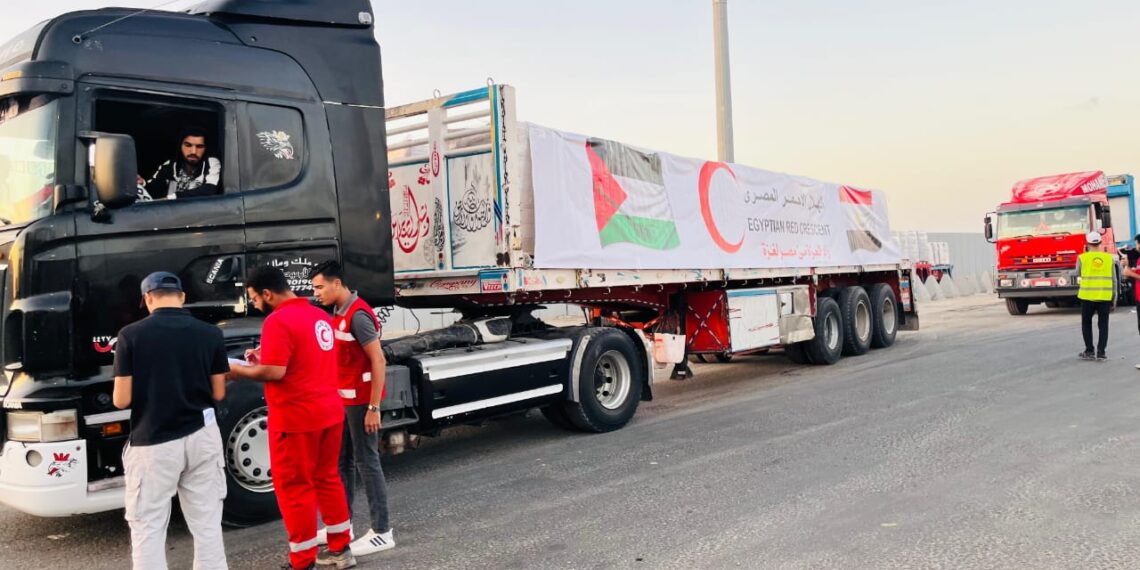 الهلال الأحمر المصري يرسل قافلة «زاد العزة» الـ45 إلى غزة محملة بـ3600 طن مساعدات عاجلة