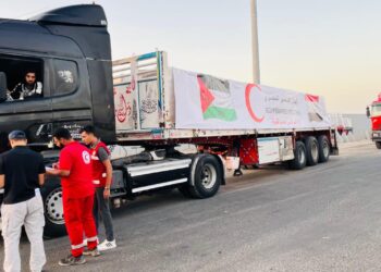 الهلال الأحمر المصري يرسل قافلة «زاد العزة» الـ45 إلى غزة محملة بـ3600 طن مساعدات عاجلة