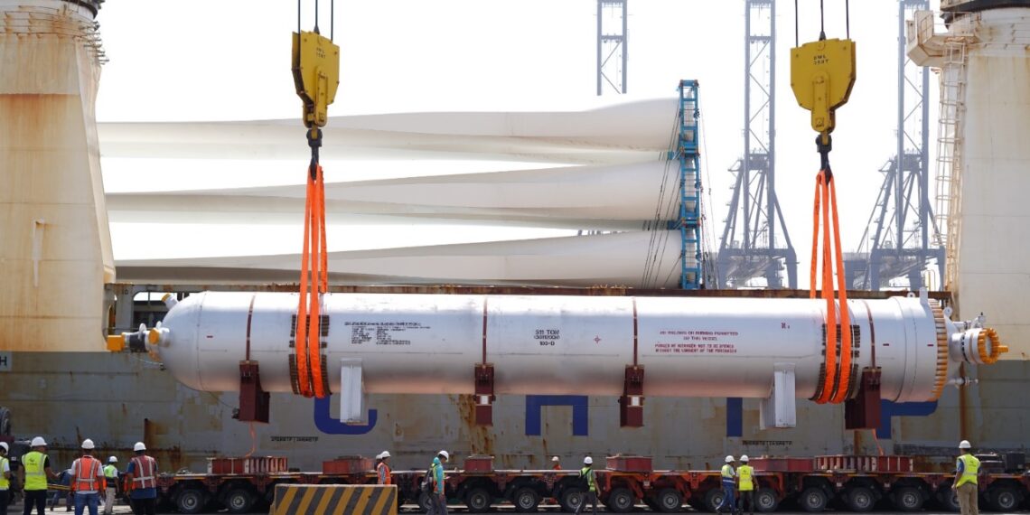 دي بي ورلد – مصر تنجح في مناولة شحنة عملاقة بوزن يتجاوز 500 طن بميناء السخنة