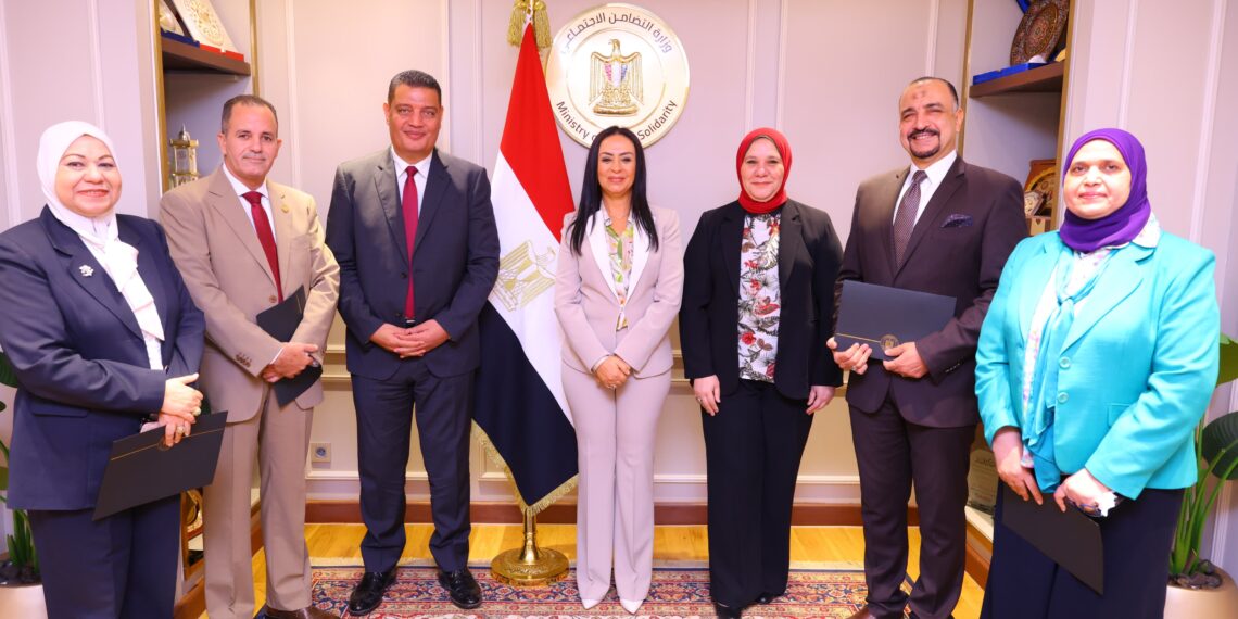 وزيرة التضامن تكرم اللجنة العليا لمتابعة الشكاوى والطلبات والخدمات بالوزارة