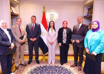 وزيرة التضامن تكرم اللجنة العليا لمتابعة الشكاوى والطلبات والخدمات بالوزارة