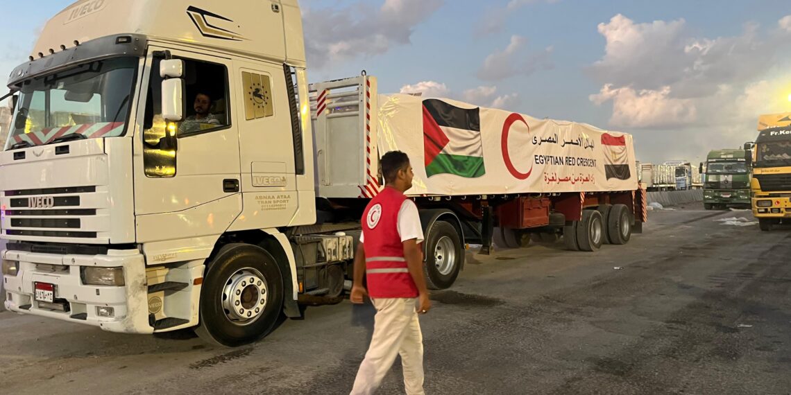 الهلال الأحمر المصري يدفع بـ 3450 طن من المساعدات العاجلة لـ “غزة”
