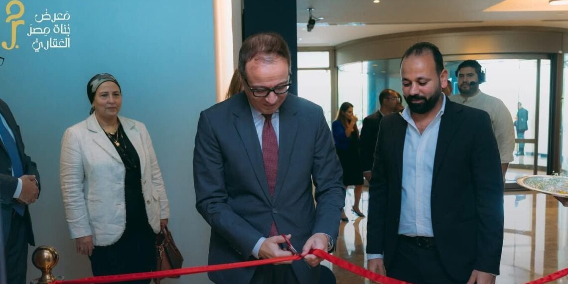 السفير المصري بالإمارات يفتتح معرض بُناة مصر العقاري