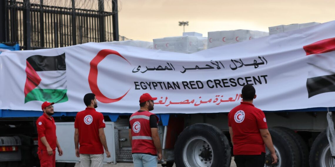 الهلال الأحمر المصري يرسل 400 شاحنة مساعدات جديدة إلى غزة ضمن قوافل «زاد العزة»