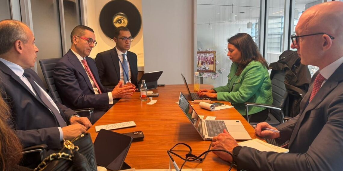 وزير الاستثمار والتجارة الخارجية يلتقي مسؤولي فيتش في واشنطن