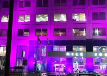 ميدبنك يشارك في شهر التوعية بسرطان الثدي بإضاءة مركزه الرئيسي باللون الوردي