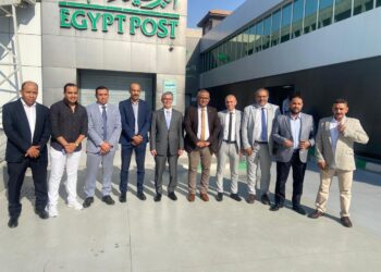 رئيس مصلحة الجمارك يتفقد قرية البضائع بمطار القاهرة الدولي