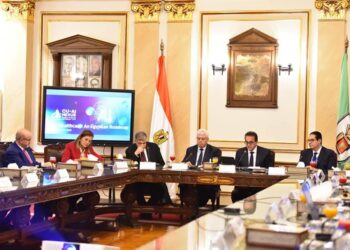 وزير الصحة يشارك في مائدة مستديرة حول استخدامات الذكاء الاصطناعي في الرعاية الصحية