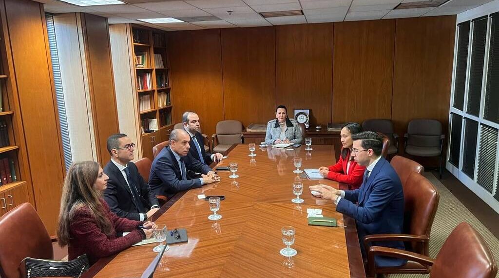 مصر تبحث مع بوينغ تعزيز الشراكة في قطاع الطيران والنقل الجوي