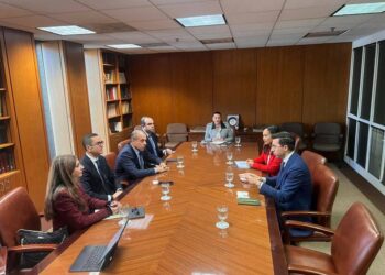 مصر تبحث مع بوينغ تعزيز الشراكة في قطاع الطيران والنقل الجوي