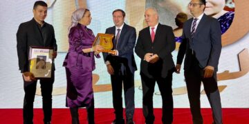 تكريم جوميا مصر والرئيس التنفيذي عبد اللطيف علما في احتفالية مرور 100 عام على تأسيس «روز اليوسف»   