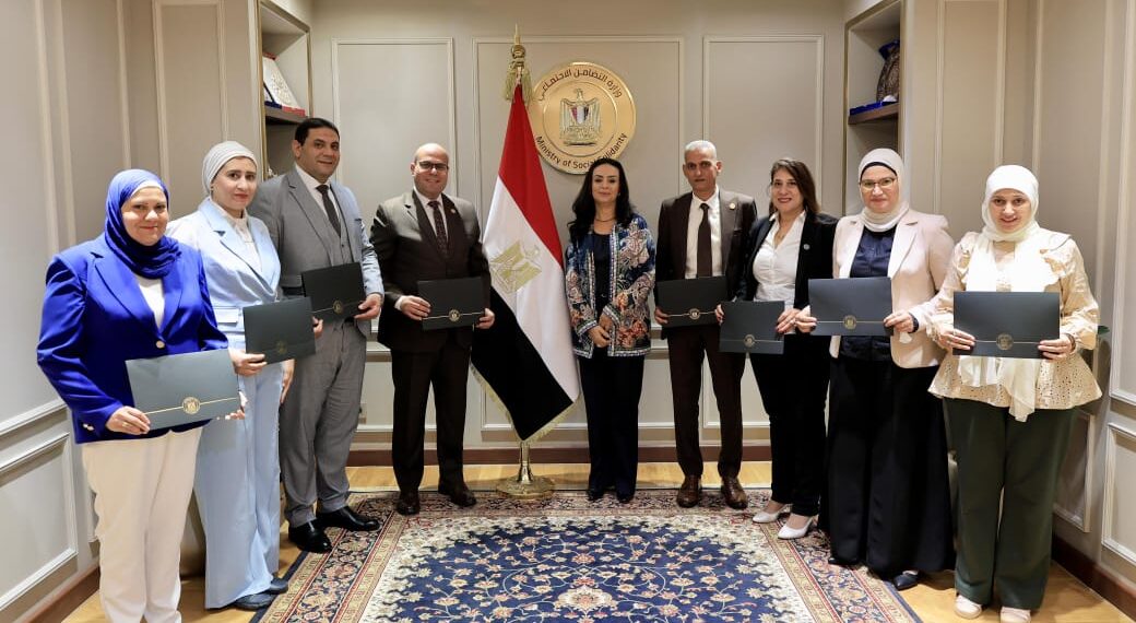 وزيرة التضامن تلتقي وفدا من شركة اوتوبوك الألمانية