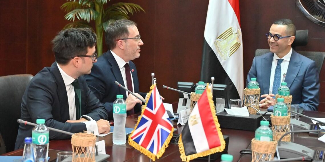 وزير الاستثمار يبحث مع السفير البريطاني سبل دعم الشراكة الاقتصادية بين البلدين