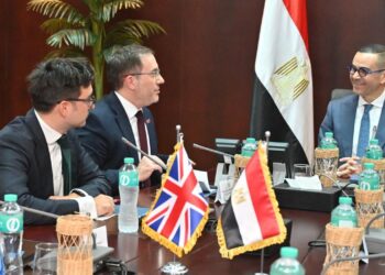 وزير الاستثمار يبحث مع السفير البريطاني سبل دعم الشراكة الاقتصادية بين البلدين