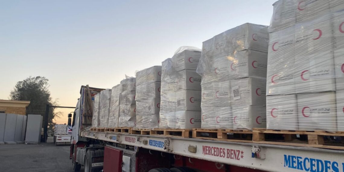 الهلال الأحمر يرسل 10 آلاف طن مساعدات وبترول إلى غزة عبر قافلة «زاد العزة» الـ59