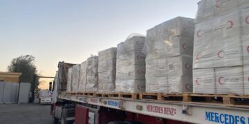 الهلال الأحمر يرسل 10 آلاف طن مساعدات وبترول إلى غزة عبر قافلة «زاد العزة» الـ59