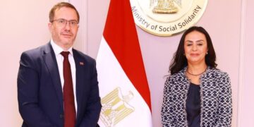 وزيرة التضامن تلتقي سفير المملكة المتحدة بالقاهرة