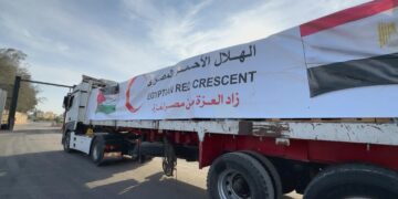 الهلال الأحمر المصري يرسل 8 آلاف طن مساعدات عبر قافلة «زاد العزة» الـ63 إلى غزة