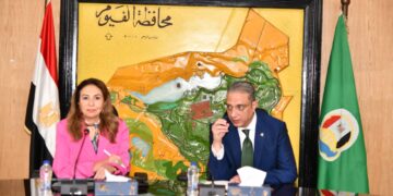 محافظ الفيوم ونائب وزير الاتصالات يناقشان خطط التعاون المشترك