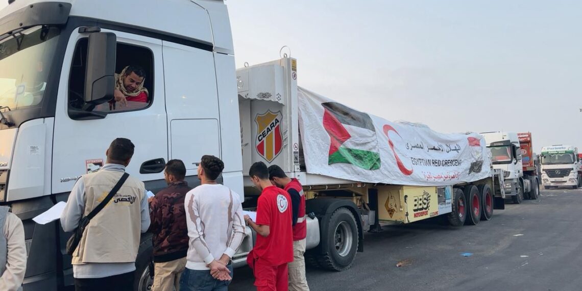 الهلال الأحمر المصري يدفع بـ 280 ألف سلة غذائية ومستلزمات إغاثية عبر قافلة «زاد العزة» الـ 68 إلى غزة