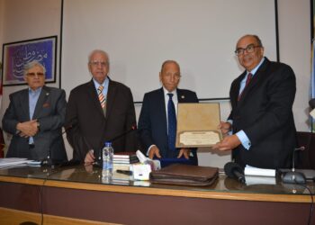 رئيس المجمع العلمي يمنح الدكتور محمود محيي الدين شهادة عضوية المجمع