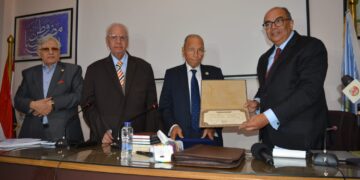 رئيس المجمع العلمي يمنح الدكتور محمود محيي الدين شهادة عضوية المجمع