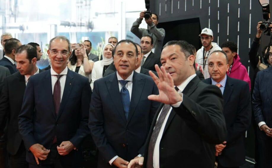 رئيس الوزراء يتفقد جناح أورنچ مصر ويطّلع على أحدث حلول الذكاء الاصطناعي بـ Cairo ICT