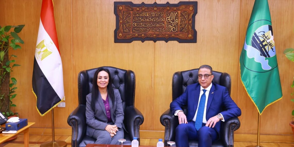 وزيرة التضامن تستهل زيارتها لمحافظة الفيوم بلقاء المحافظ