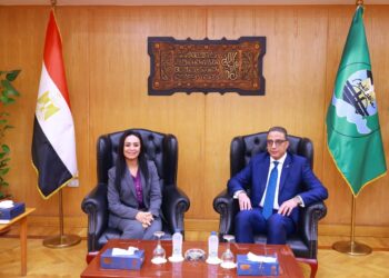 وزيرة التضامن تستهل زيارتها لمحافظة الفيوم بلقاء المحافظ