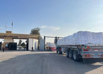 الهلال الأحمر يطلق قافلة «زاد العزة» الـ75 محمّلة باحتياجات الشتاء لغزة