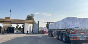 الهلال الأحمر يطلق قافلة «زاد العزة» الـ75 محمّلة باحتياجات الشتاء لغزة