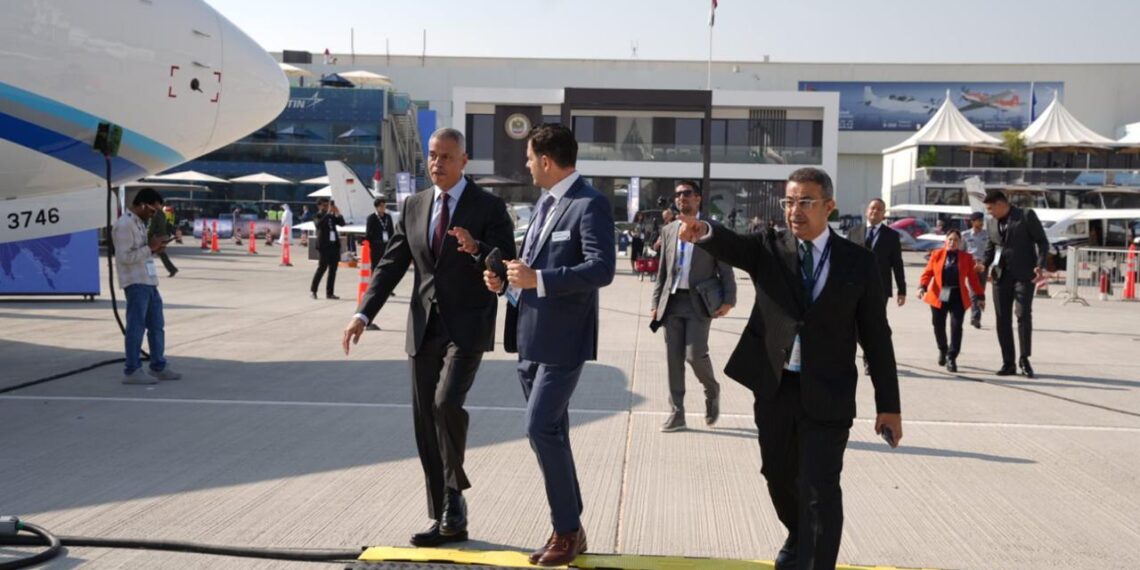 رئيس مصر للطيران يتفقد طائرة Boeing 777X بمعرض دبي للطيران 2025