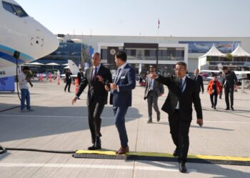 رئيس مصر للطيران يتفقد طائرة Boeing 777X بمعرض دبي للطيران 2025