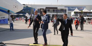 رئيس مصر للطيران يتفقد طائرة Boeing 777X بمعرض دبي للطيران 2025