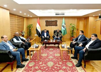 وزير الإسكان ومحافظ الفيوم يتابعان الموقف التنفيذي لمشروعات حياة كريمة