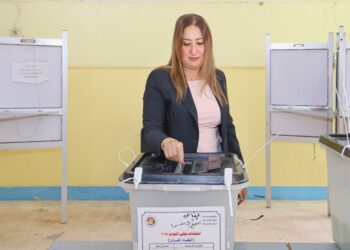 رئيس البريد تُدلي بصوتها.. في انتخابات مجلس النواب ٢٠٢٥
