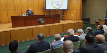 وزير النقل يبحث مع 23 شركة مصرية توطين صناعة المركبات