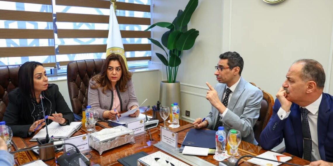 وزيرتا التنمية المحلية والتضامن تبحثان دعم جهود الهلال الأحمر المصري