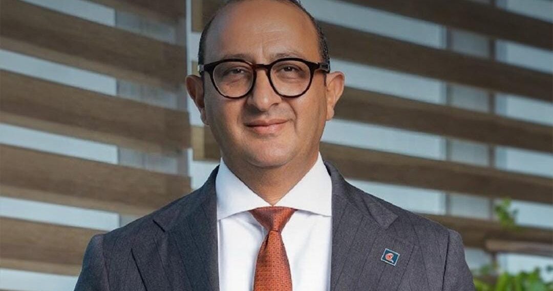 EBank يحتفل بعمر شريف بعد فوزه بذهبية التتابع المختلط في الهند