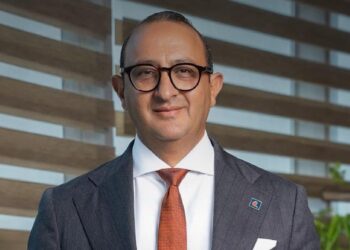 EBank يحتفل بعمر شريف بعد فوزه بذهبية التتابع المختلط في الهند