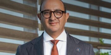 EBank يحتفل بعمر شريف بعد فوزه بذهبية التتابع المختلط في الهند