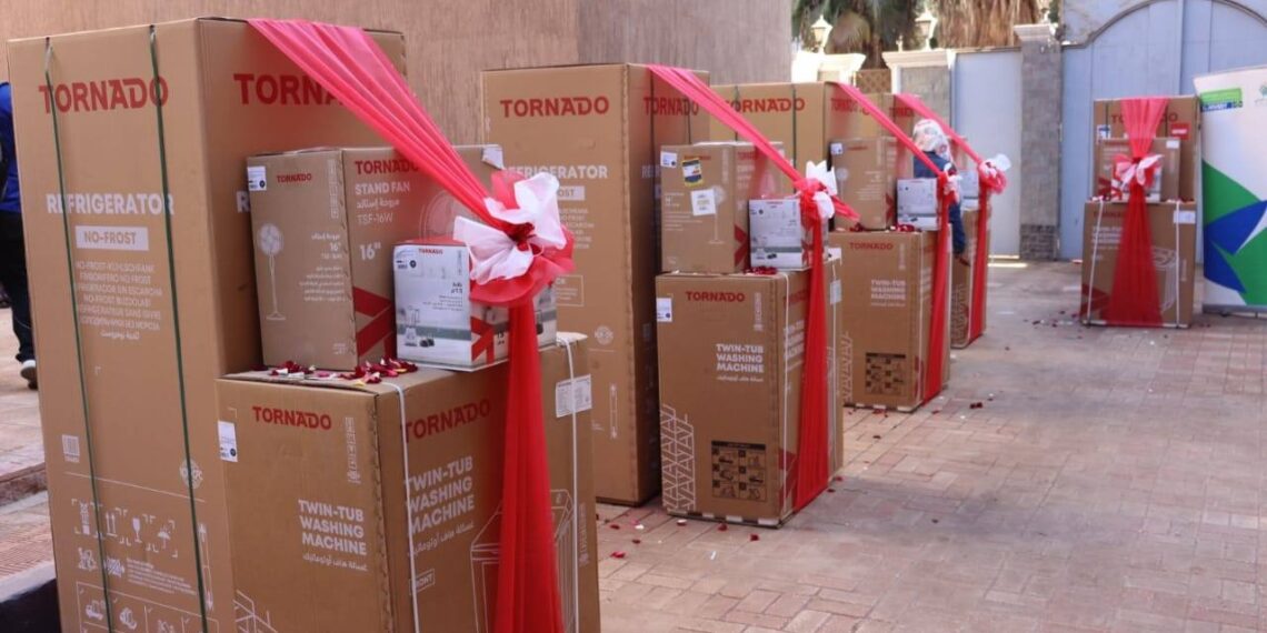 محافظ القليوبية يُسلم 44 جهازًا منزليًا لعروسين من أبناء المحافظة بدعم من مؤسسة العربي