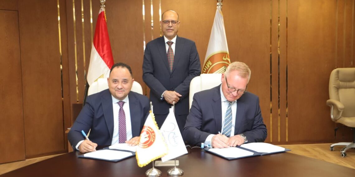 وزير العمل يشهد تجديد اتفاقية عمل جماعية تحفظ حقوق 2075 عاملاً بقناة السويس للحاويات