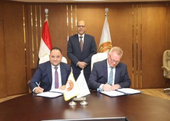 وزير العمل يشهد تجديد اتفاقية عمل جماعية تحفظ حقوق 2075 عاملاً بقناة السويس للحاويات