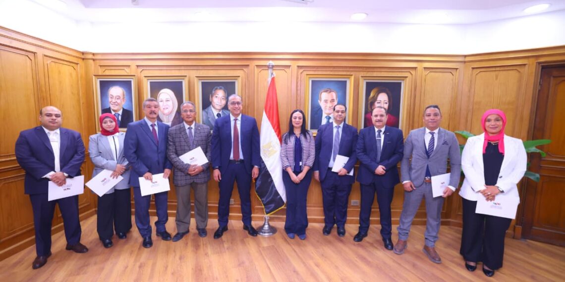 وزيرة التضامن الاجتماعي تكرم قطاعي التركات الشاغرة والعقارات والشؤون القانونية ببنك ناصر