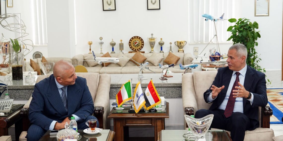 رئيس مصر للطيران يلتقي السفير الإيطالي لبحث توسيع شبكة الرحلات